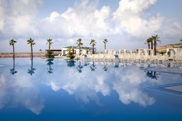 6 outdoor pools, pool umbrellas, sun loungers