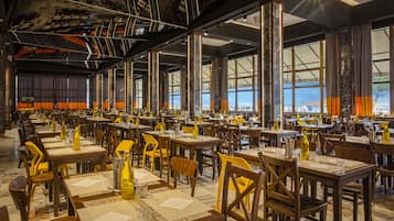 5 restaurants, breakfast, lunch, dinner served; Italian cuisine