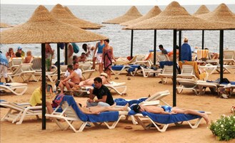 En la playa, sombrillas