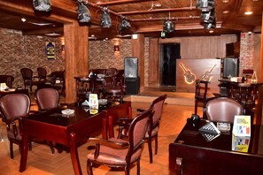 2 bares y bar junto a la piscina
