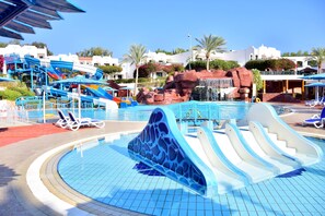 Una piscina al aire libre (de 08:00 a 17:00), sombrillas, tumbonas