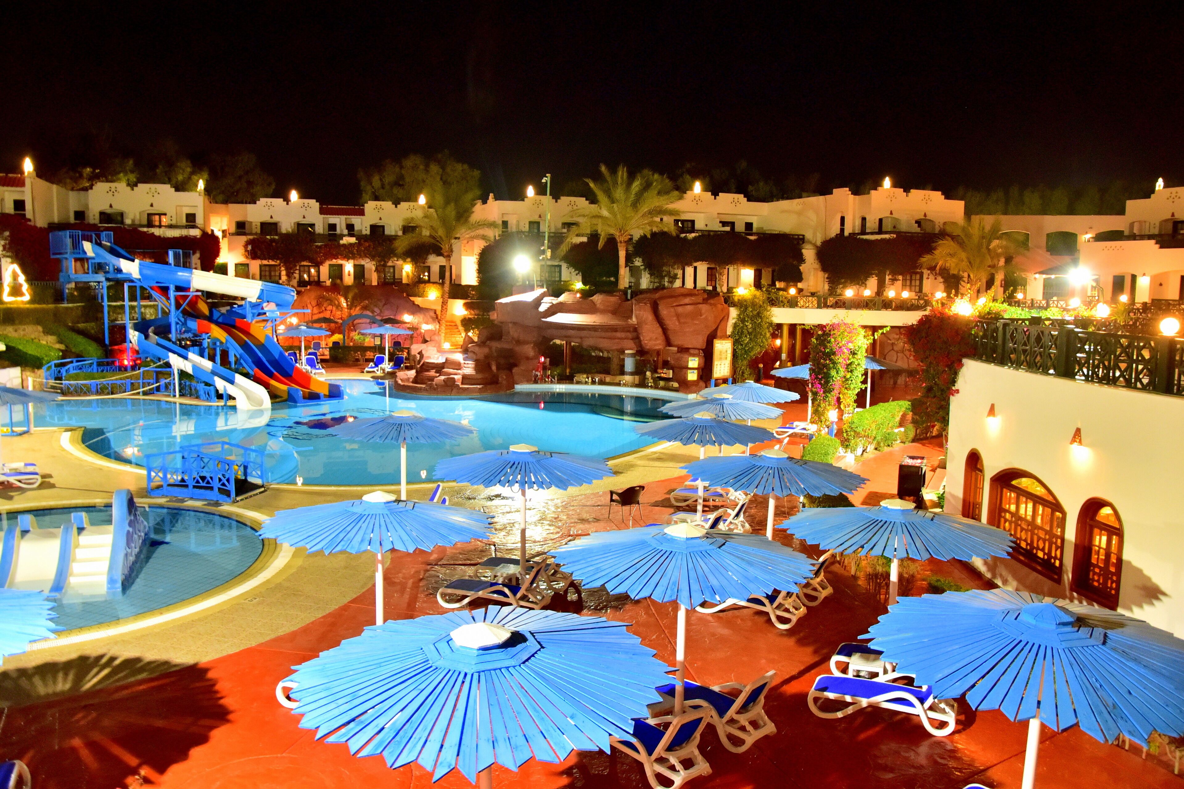 Piscine extérieure, parasols de plage, chaises longues