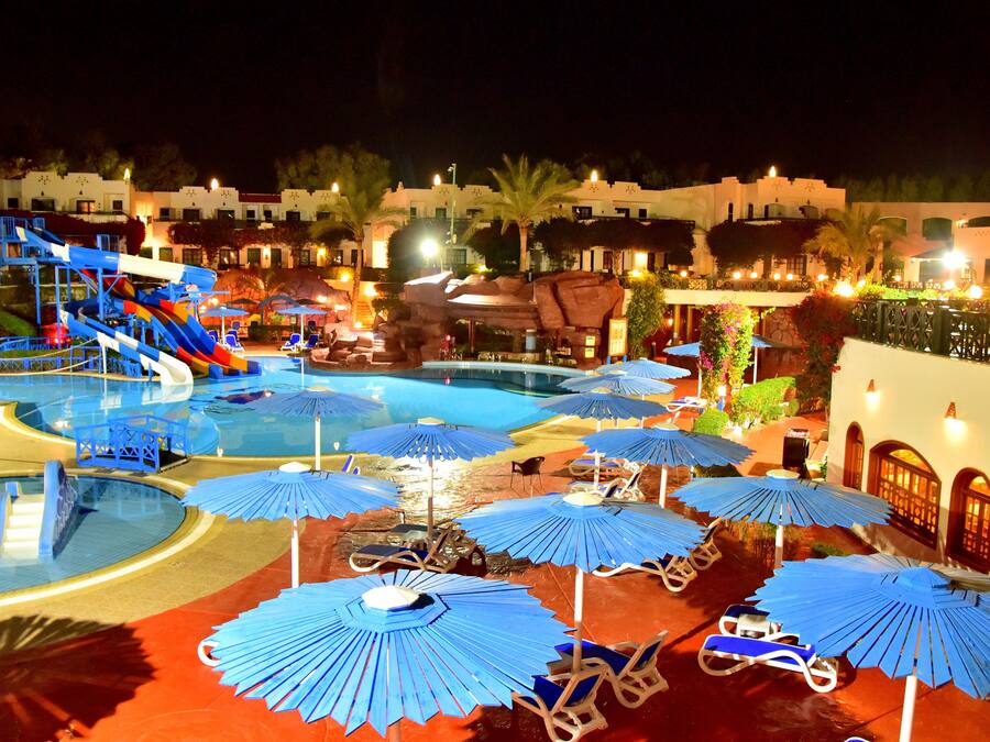 Piscina externa, funciona das 8h às 17h, guarda-sóis, espreguiçadeiras