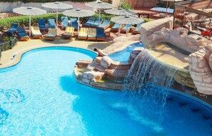 Una piscina al aire libre (de 08:00 a 17:00), sombrillas, tumbonas