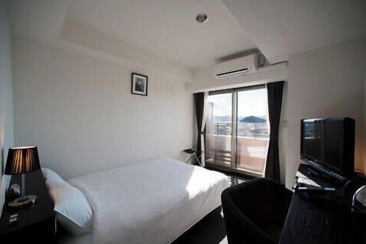 Tabla de planchar con plancha, wifi gratis, ropa de cama
