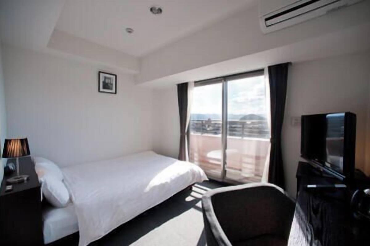 Tabla de planchar con plancha, wifi gratis, ropa de cama