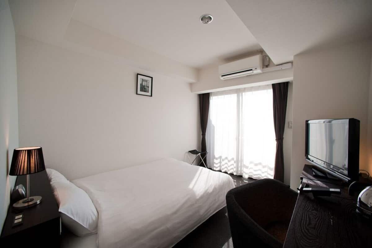 wide room, non smoking | iron/ironing board, free wifi, bed sheets