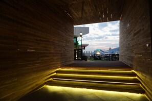 供应午餐和晚餐