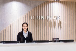 Reception - Sleep Z Hostel by Icon Park (Chiang Mai)