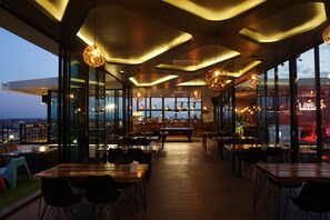 供应午餐和晚餐