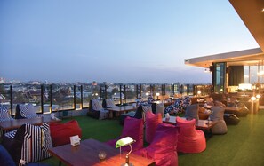 Makan tengah hari dan makan malam dihidangkan 