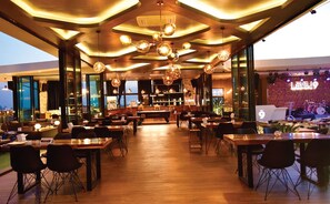 Lunch and dinner served - Sleep Z Hostel by Icon Park (Chiang Mai)
