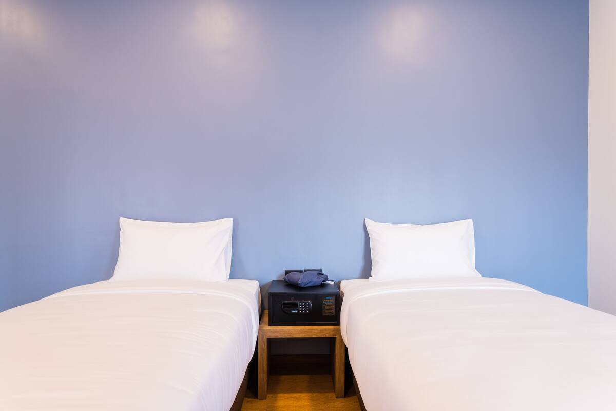 Studio with Shared Bathroom (Twin Bed) | Strykejern/-brett, ekstrasenger (mot et tillegg) og wi-fi (inkludert)