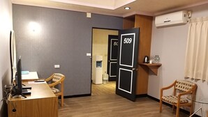 Økonomi-dobbeltrom, 1 soverom | Skrivebord, blendingsgardiner, wi-fi (inkludert) og sengetøy