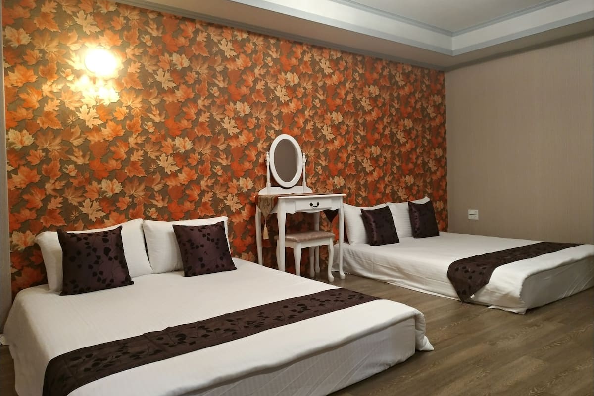 Escritorio, cortinas blackout, wifi gratis y ropa de cama