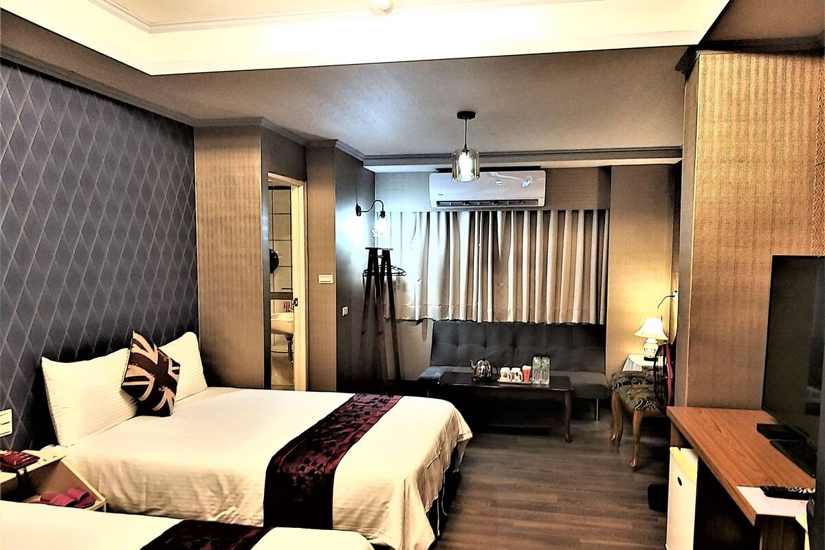 Elite Quadruple Room | Desk, blackout drapes, WiFi (free), bed sheets