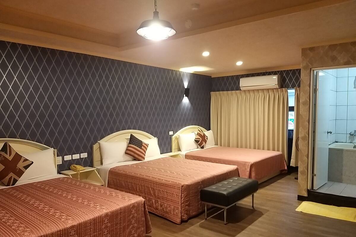 Elite Room (for 6 people) | Desk, blackout drapes, WiFi (free), bed sheets