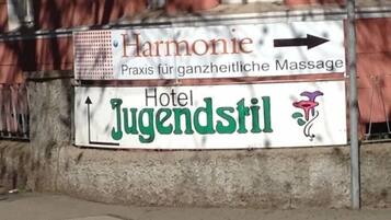 A sign for 'Hotel Jugendstil' with an arrow pointing to the right.