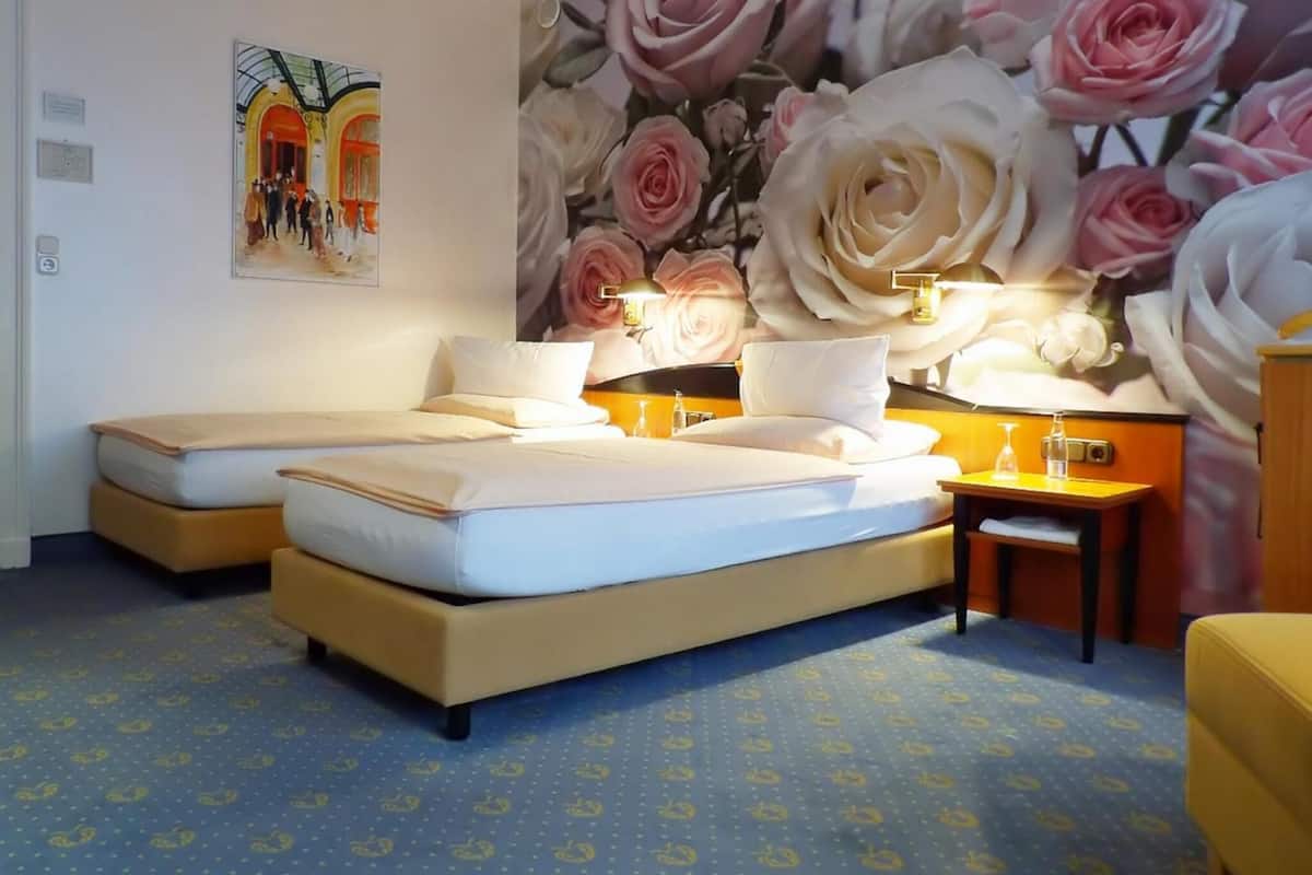 Standaard kamer, 1 twee- of 2 eenpersoonsbedden | Een minibar, een kluis op de kamer, een bureau, gratis babybedden