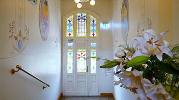 المنشأة من الداخل