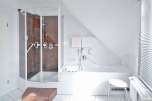 Bañera profunda, artículos de tocador gratuitos, secador de pelo