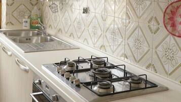 Villa exclusiva, vista al océano | Cocina privada | Refrigerador, horno, parrilla de estufa y utensilios de cocina