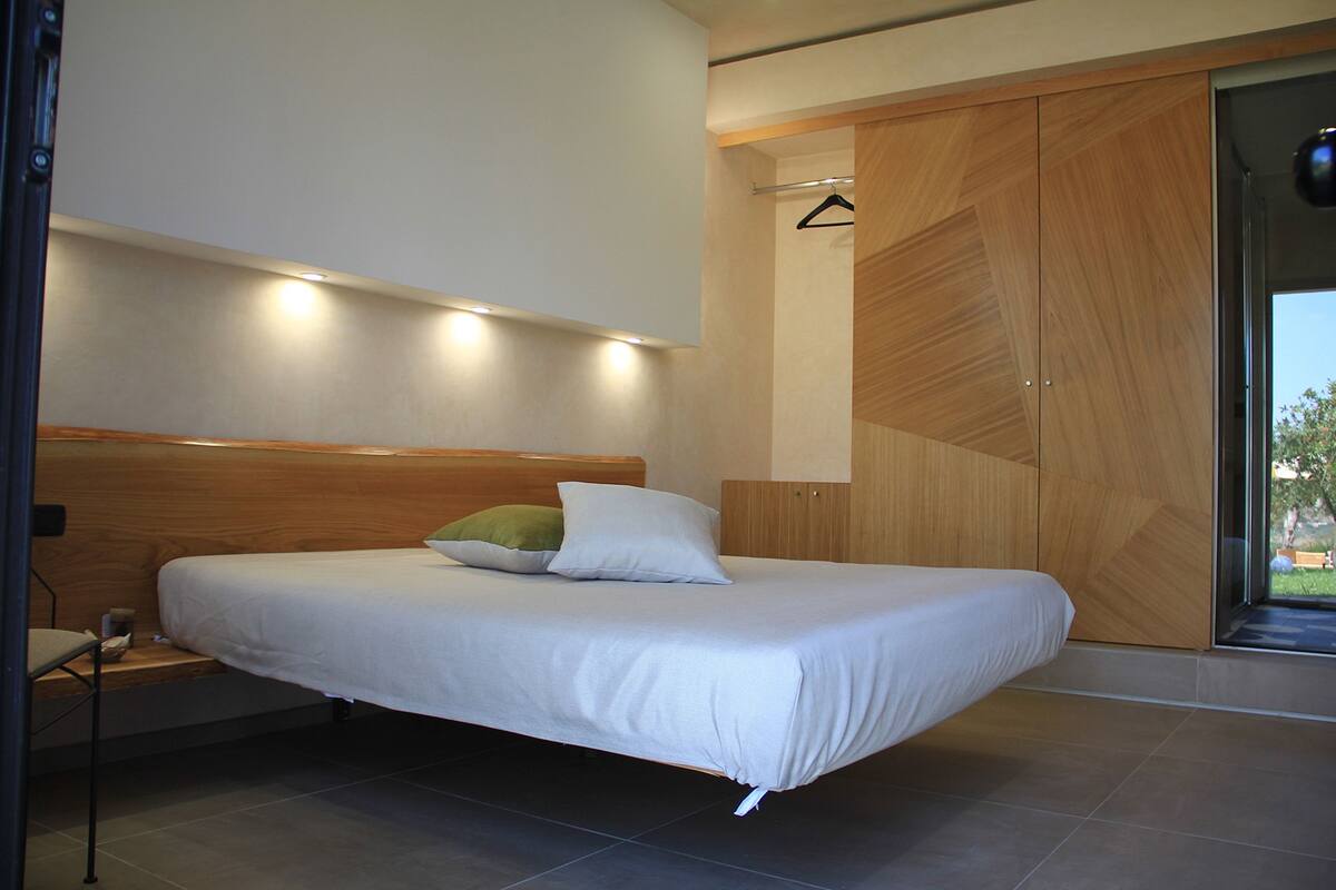 Minibar, caja de seguridad en la habitación y decoración personalizada