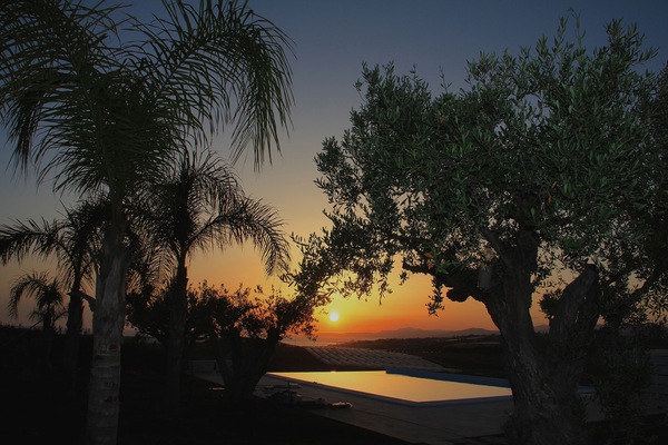 Piscina all'aperto, ombrelloni da piscina, lettini