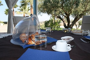 Café da manhã com buffet grátis todos os dias