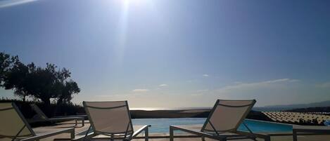 Utendørsbasseng, bassengparasoller og solsenger