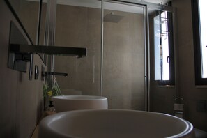 Suíte, terraço, vista para o mar | Banheiro | Produtos de toalete grátis, secador de cabelo, roupões de banho, bidê