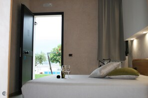 Chambre Deluxe double, vue sur le jardin | Minibar, coffre-fort, décor unique, ameublement unique