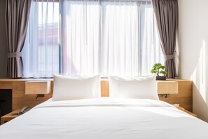 Premier kamer | Een kluis op de kamer, individueel gedecoreerd, een laptopwerkplek