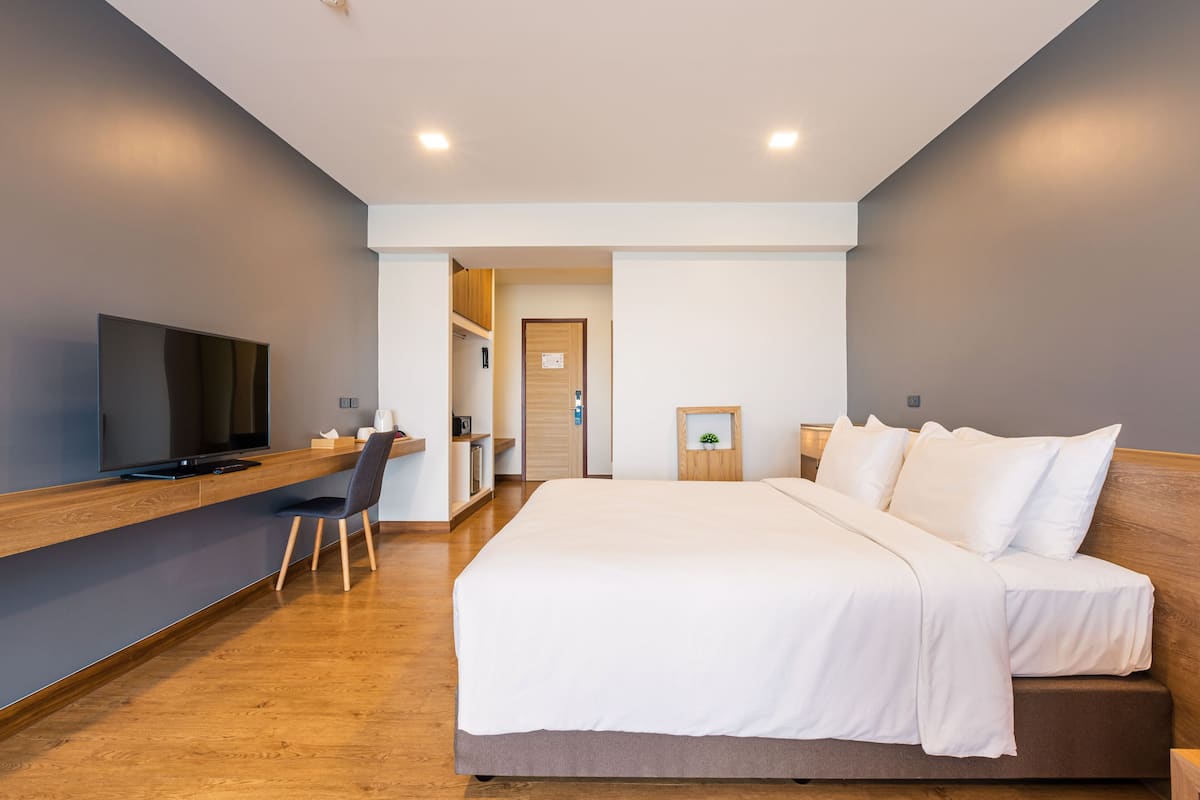 Premier King Room | In-room safe, individually decorated, laptop workspace, blackout drapes