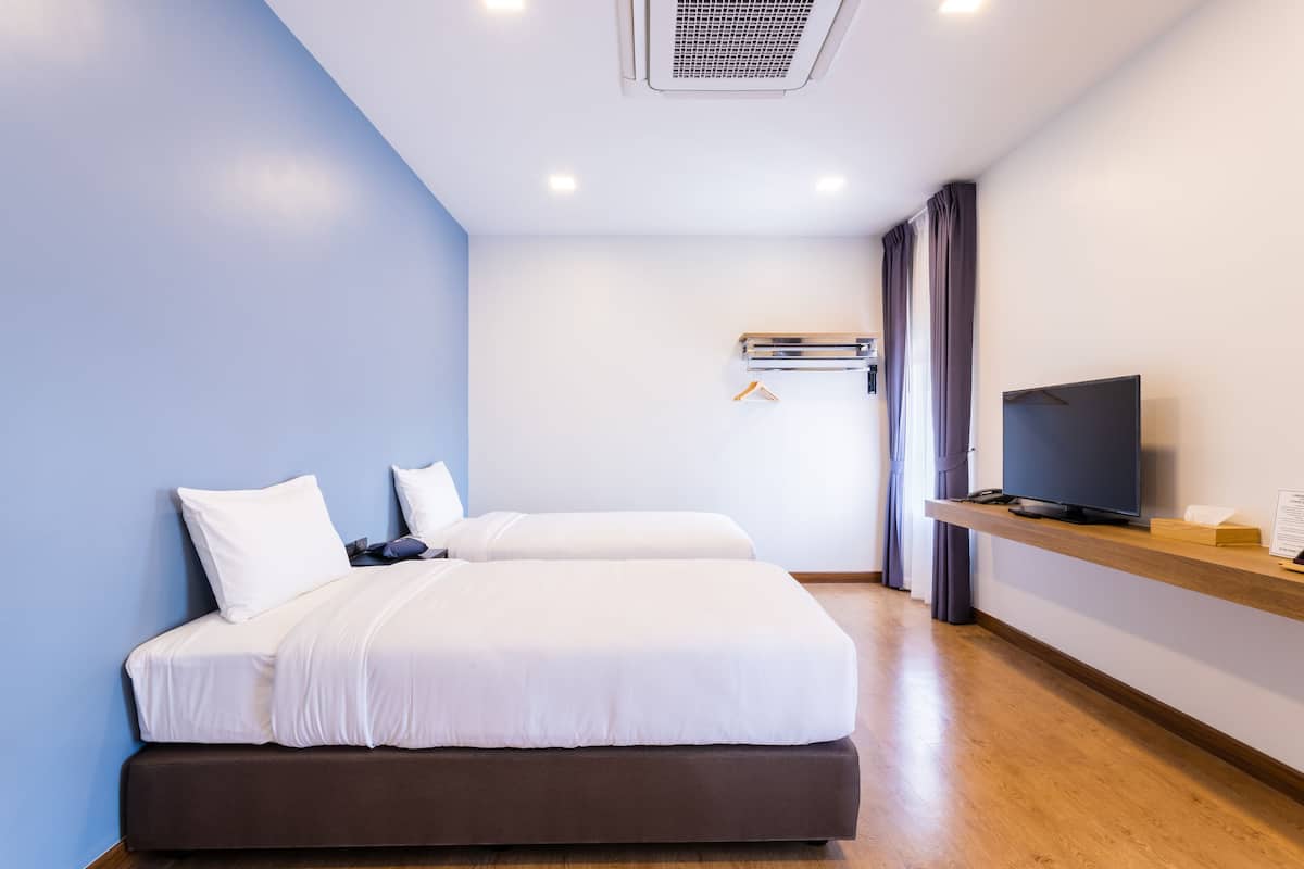Studio Twin Room | In-room safe, individually decorated, laptop workspace, blackout drapes