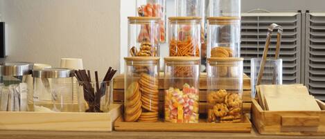 Ein Frühstücksbuffet mit verschiedenen Gebäcken und Keksen in Glasbehältern.