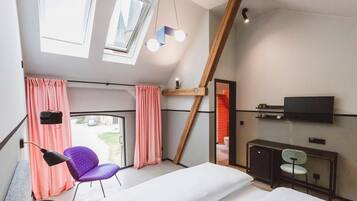 Minibar, escritorio, sistema de insonorización y cunas gratuitas