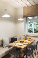 每日供应自助式早餐（每人 EUR 14）