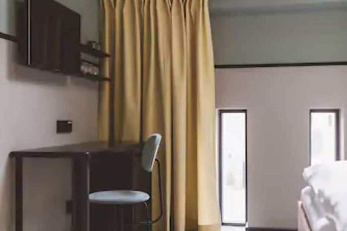 Minibar, desk, soundproofing, cribs (free)