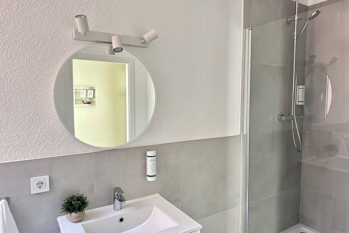 shower, hair dryer, towels, shampoo
