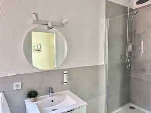 Shower, hair dryer, towels, shampoo - City Hotel Hameln (Hamelin)