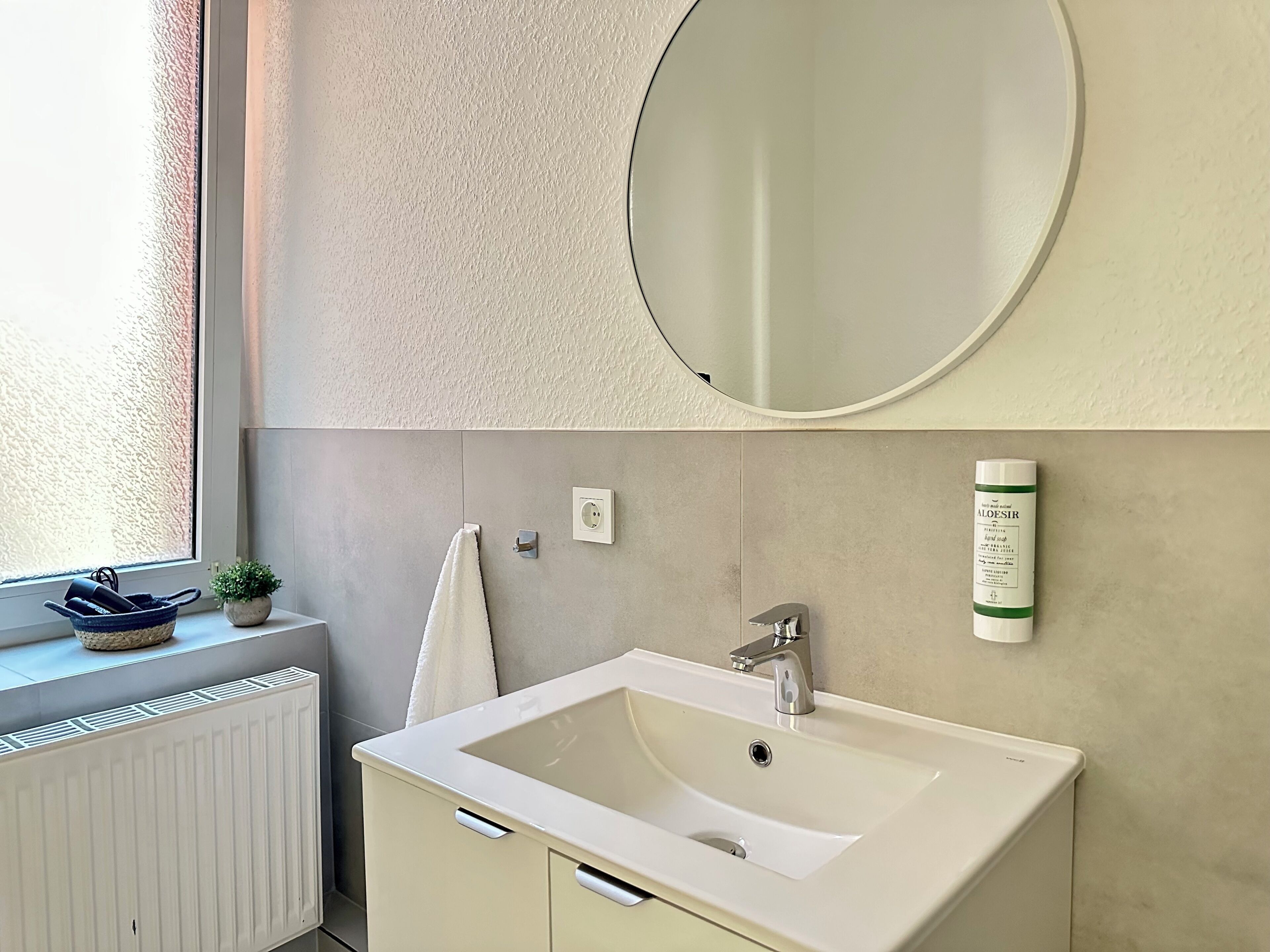 standard double room | bathroom | shower, hair dryer, towels, shampoo