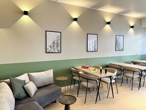 50-inch flat-screen TV with cable channels, Netflix, toys - City Hotel Hameln (Hamelin)