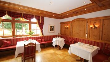 Petit déjeuner buffet (11 EUR par personne)