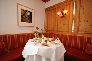 Tägliches Frühstücksbuffet gegen Gebühr