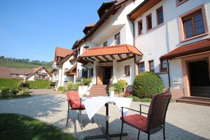 Front of property - Hotel-Restaurant Hirsch Berghaupten (Berghaupten)