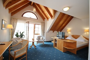 Comfort-dobbeltværelse | Opholdsområde | LED-tv