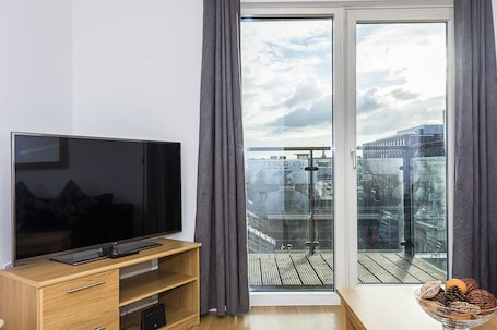 City Apartment, 1 King Bed, Non Smoking, City View | Balcony