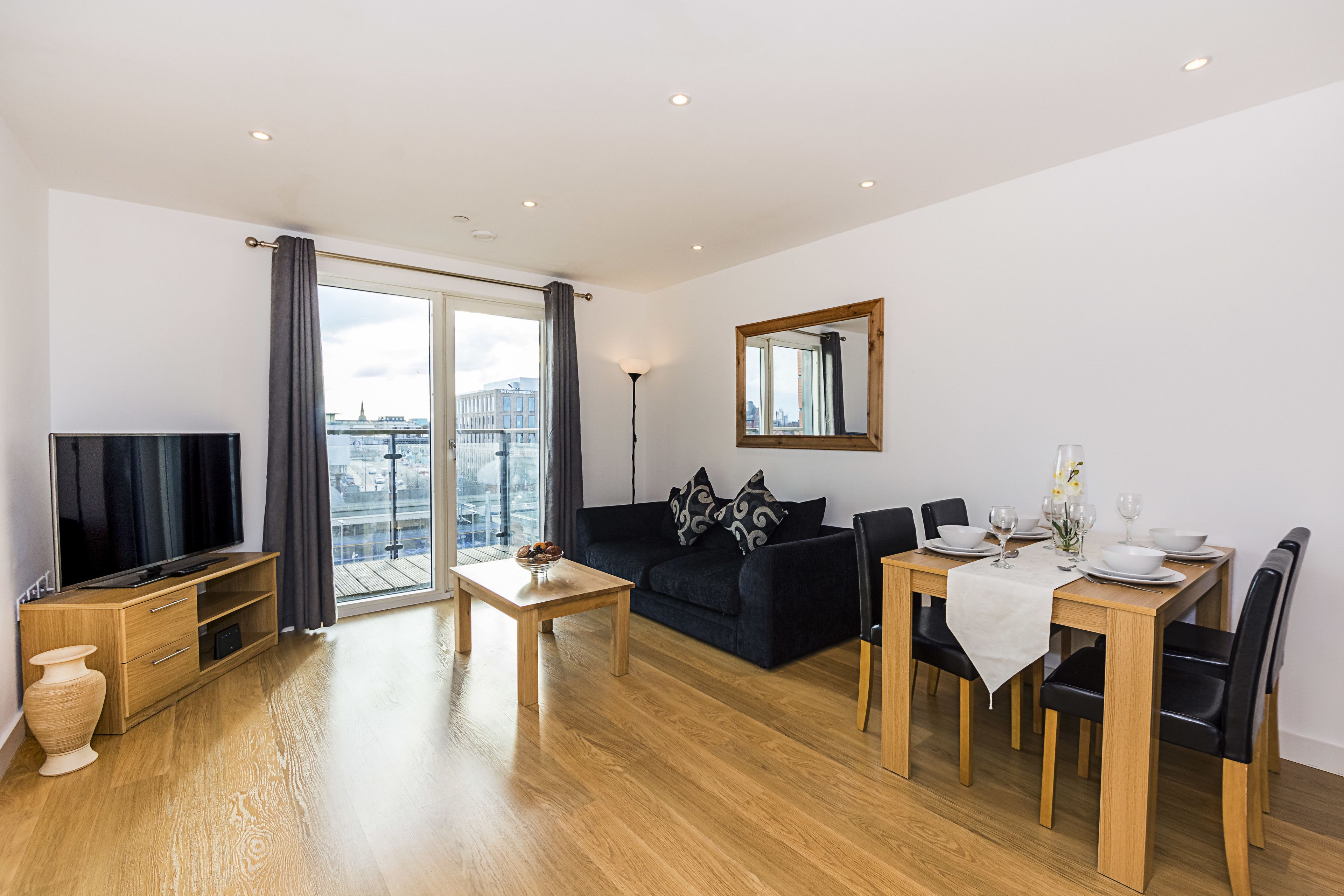 Apartamento urbano, 1 cama King, para não fumantes, vista para a cidade | Sala de estar | TV de tela plana