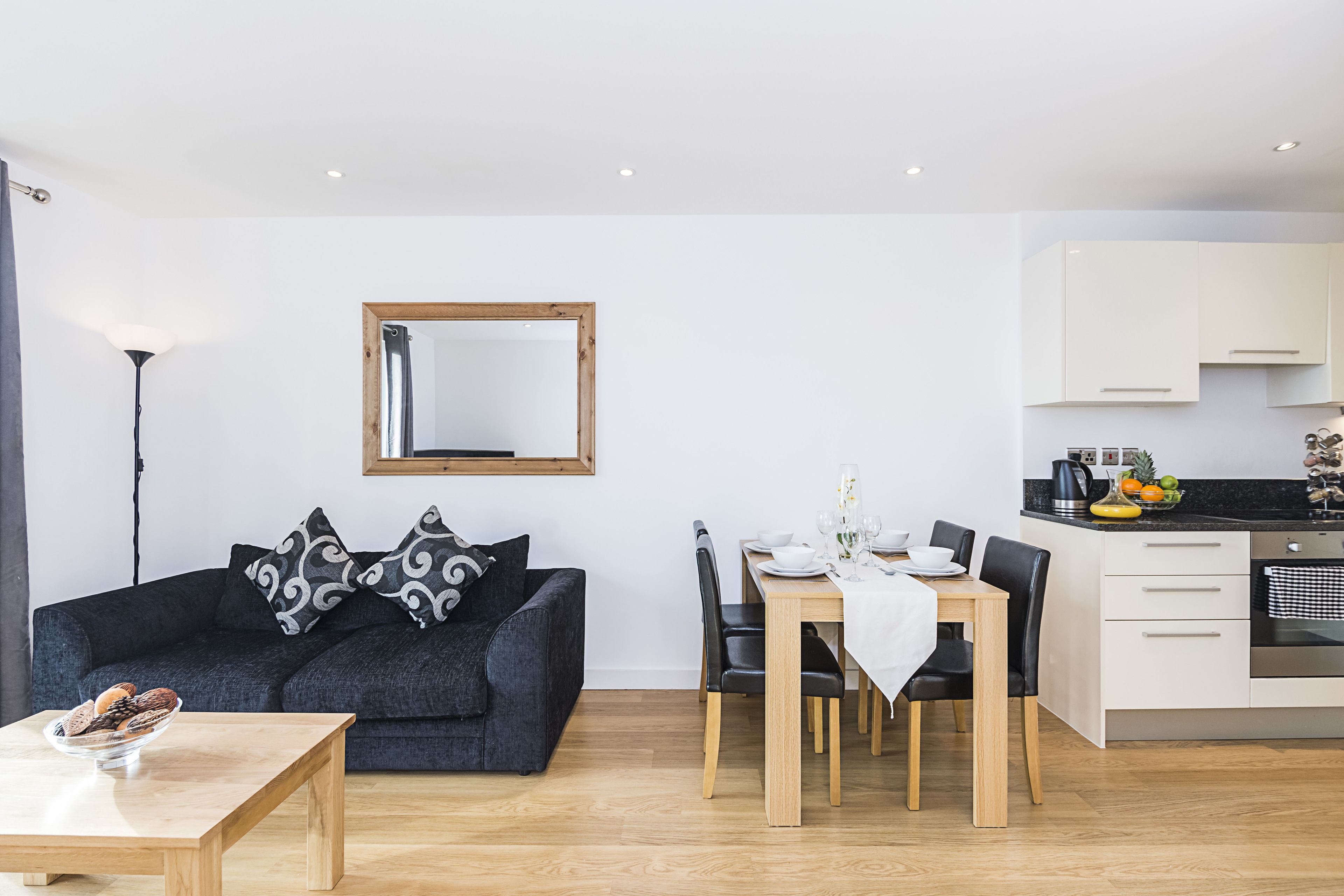 City Apartment, 1 King Bed, Non Smoking, City View | Living area | Flat-screen TV